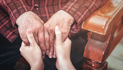 【書評】《如果孤獨死將是大多數人的未來》：公務員現身說法「點交獨居老人遺產」，作者應該是黑到發亮！ - The News Lens 關鍵評論網