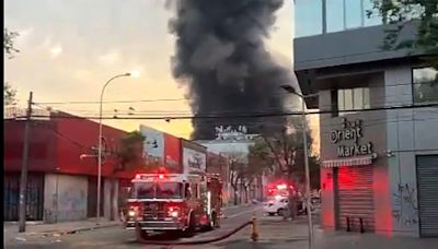 Incendio en barrio Meiggs de Santiago tras explosión de un cajero: varios locales afectados