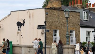 Banksy, capturado por una cámara de tráfico mientras pintaba su última obra en Londres