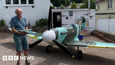 Spitfire replica built in garage in Torquay