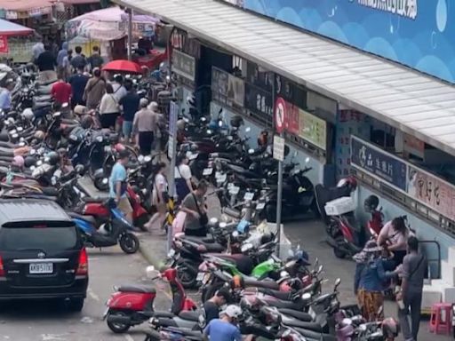 屏東東港黑鮪魚季湧大量遊客 警方加強勸離與取締違停車輛