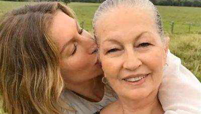 Gisele Bündchen chora ao lembrar de morte da mãe durante homenagem