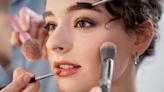 ¿Quieres ser experta en maquillaje? Estas son las becas para curso online en cosmética