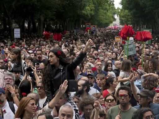 Video. Zehntausende Menschen feierten in Portugal die Nelkenrevolution