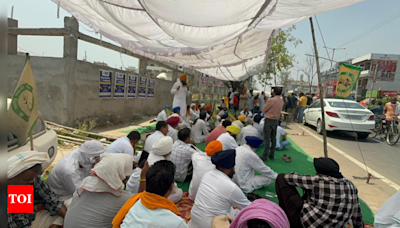 Farmers hold symbolic protest outside Haryana minister’s house in Ambala city | Chandigarh News - Times of India