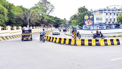 Medians ease traffic flow near Millennium Circle - Star of Mysore