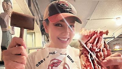 “Denme ese martillo y esos cangrejos”: Thalía celebra el ritual para comer esa delicia gastronómica