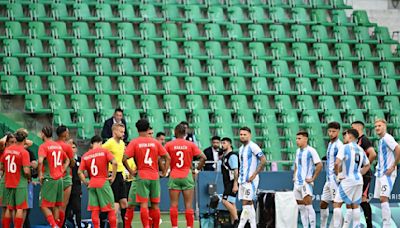 Argentina perdió 2-1 ante Marruecos en un final escandaloso | Al equipo de Mascherano le anularon un gol una hora y media después de convertido