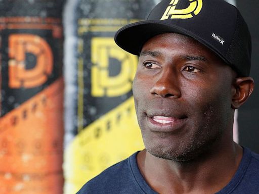 ‘Treated like a convict’: NFL legend Terrell Davis describes getting handcuffed on a plane near his kids after asking for ice