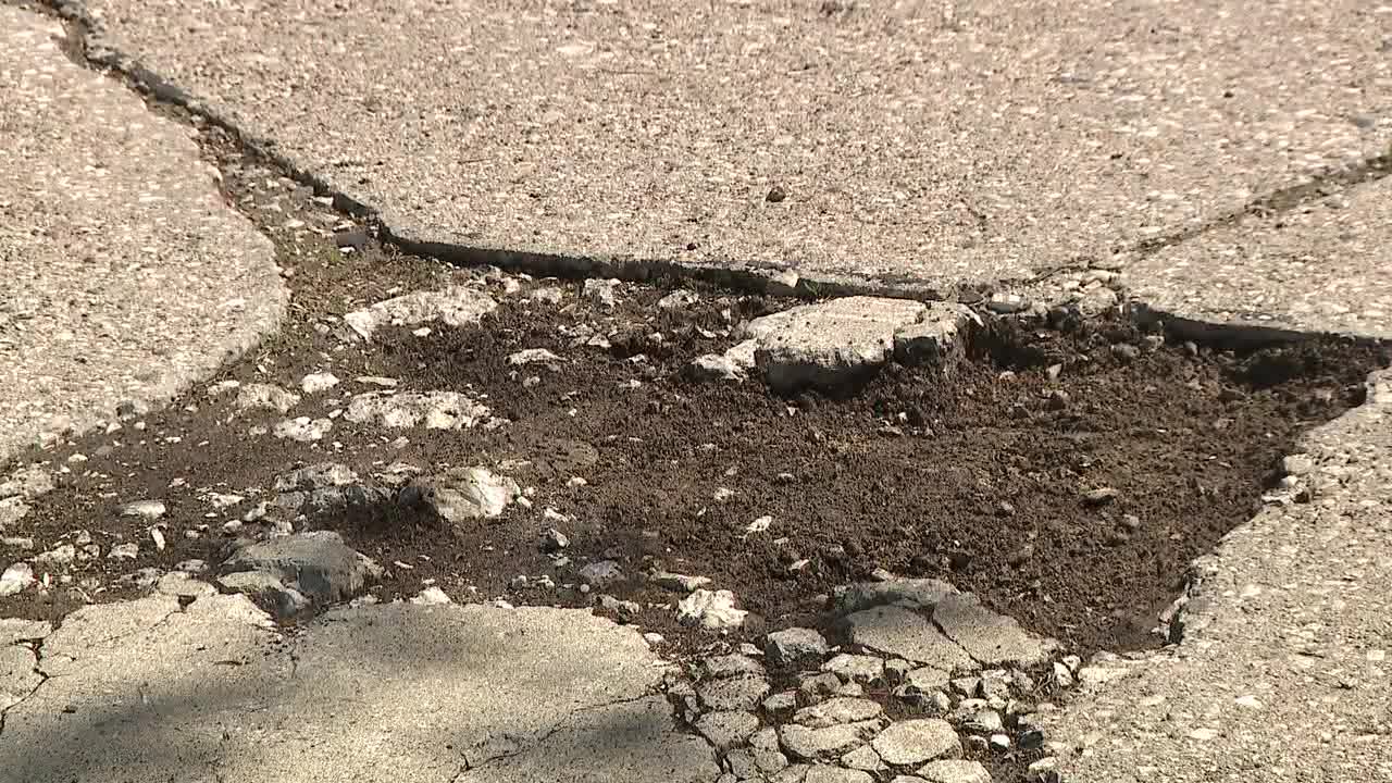 'Pothole Patrol' in Milwaukee; road improvement continues