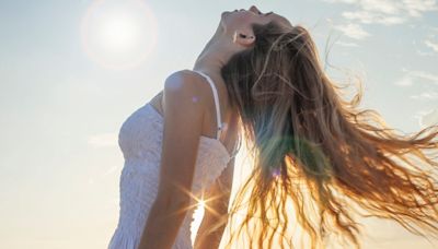 Cómo cuidar el pelo teñido en verano: los trucos de una editora de belleza