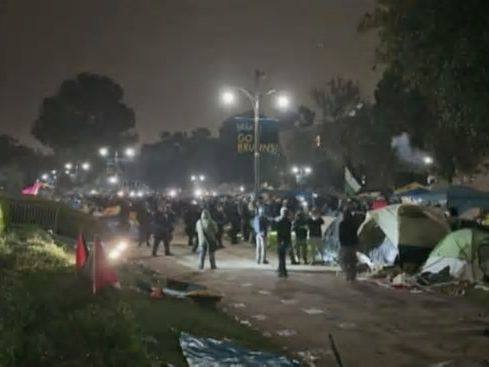 Proteste pro-Gaza nei campus Usa, polizia fa irruzione all’Università di Los Angeles per smantellare il presidio: usate granate stordenti