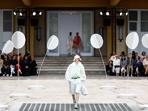 El hombre Miyake se decanta por el color y las superposiciones