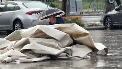 快訊/狂風暴雨夾擊！斗南田徑場帆布遭吹落 躲雨民眾「驚嚇狂奔」