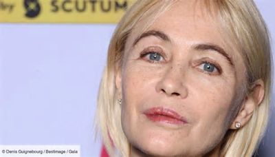 PHOTO – Emmanuelle Béart dévoile un carré lisse et court qui lui va à merveille