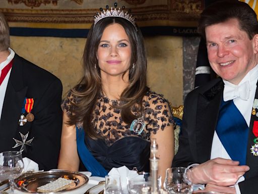 La princesa Sofia de Suecia arrasa de cena de gala con un vestidazo azul de 2015 y ¿una nueva tiara?