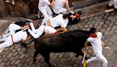 Quinto encierro de San Fermín 2024, en directo | Los toros de Domingo Hernández protagonizan una carrera rápida, limpia y con muchas caídas