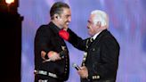 'El Potrillo' hace tributo a Vicente Fernández por el día del padre y no se lo perdonan