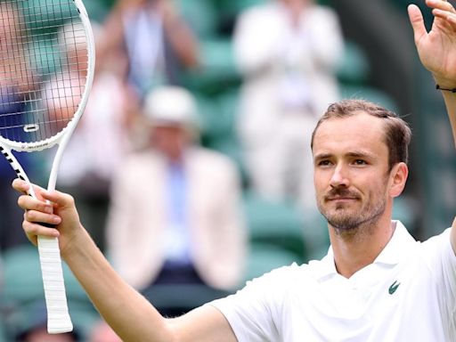 Medvedev, Ruud y Dimitrov avanzan por la vía rápida en su debut en Wimbledon