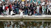 Cientos de manifestantes se concentran en Colón contra el acto de Vox que ha reunido “al fascismo global” en Madrid