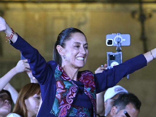 El momento en que Claudia Sheinbaum llega al zócalo de Ciudad de México para celebrar su victoria
