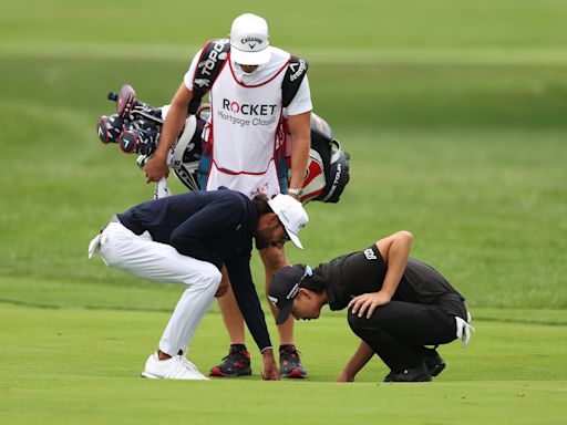 Akshay Bhatia loses ball down the drain, but holds the lead at the Rocket Mortgage Classic