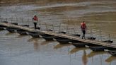 La Nación / Recurren a pasarelas flotantes como solución para afectados por inundaciones en Brasil