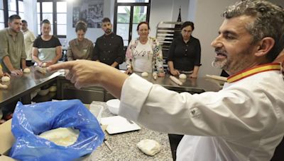 Dulces rellenos de historia para reposteros aficionados: 'Esto es todo un lujo', dicen los alumnos