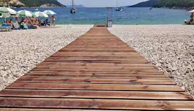 Grecia promueve la accesibilidad a la playa para personas con discapacidad