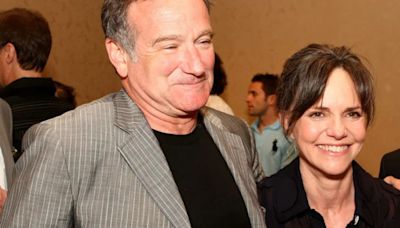 Sally Field reveló cómo Robin Williams la ayudó durante una tragedia personal en el set de “Mrs. Doubtfire”