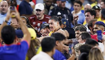 Araújo, Giménez y Darwin Núñez pelean con aficionados en la grada tras perder Uruguay la semifinal de la Copa América contra Colombia