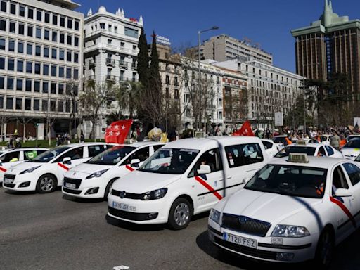 El motivo por el que los taxis de Madrid son blancos y tienen una línea roja en la puerta