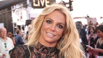 Britney Spears hoping broken foot will heal without surgery