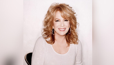 Subastan ropa, joyas y objetos de la artista Vikki Carr en Texas