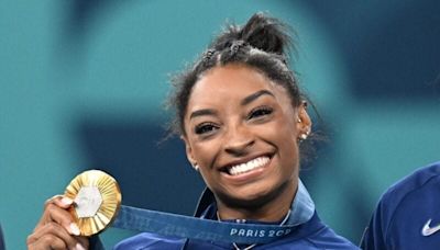 Als Simone Biles ihre Olympia-Goldmedaille bekam, trug sie eine mit 546 Diamanten besetzte "Goat"-Halskette