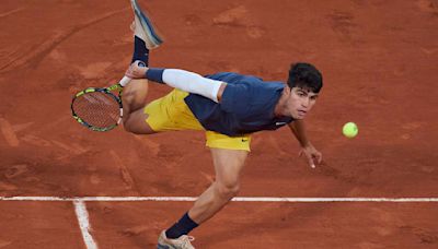 Alcaraz vuela hacia las semifinales de Roland Garros tras barrer a Tsitsipas en tres sets