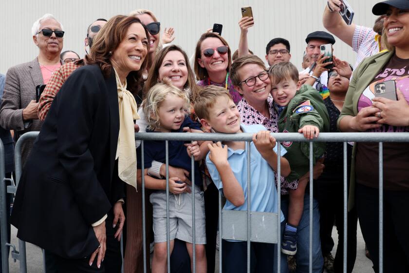 Abcarian: Can Kamala Harris and an army of 'childless cat ladies' overcome Republicans' sexism?