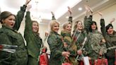 Un grupo de mercenarios rusos recluta mujeres para luchar en Ucrania, según el Ministerio de Defensa británico