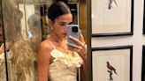 Espelho manchado? Bruna Marquezine intriga fãs com clique em hotel com diárias de R$ 8 mil na Itália