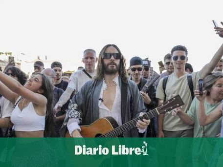 Jared Leto sorprende a sus fans con un concierto improvisado en las calles de Lisboa