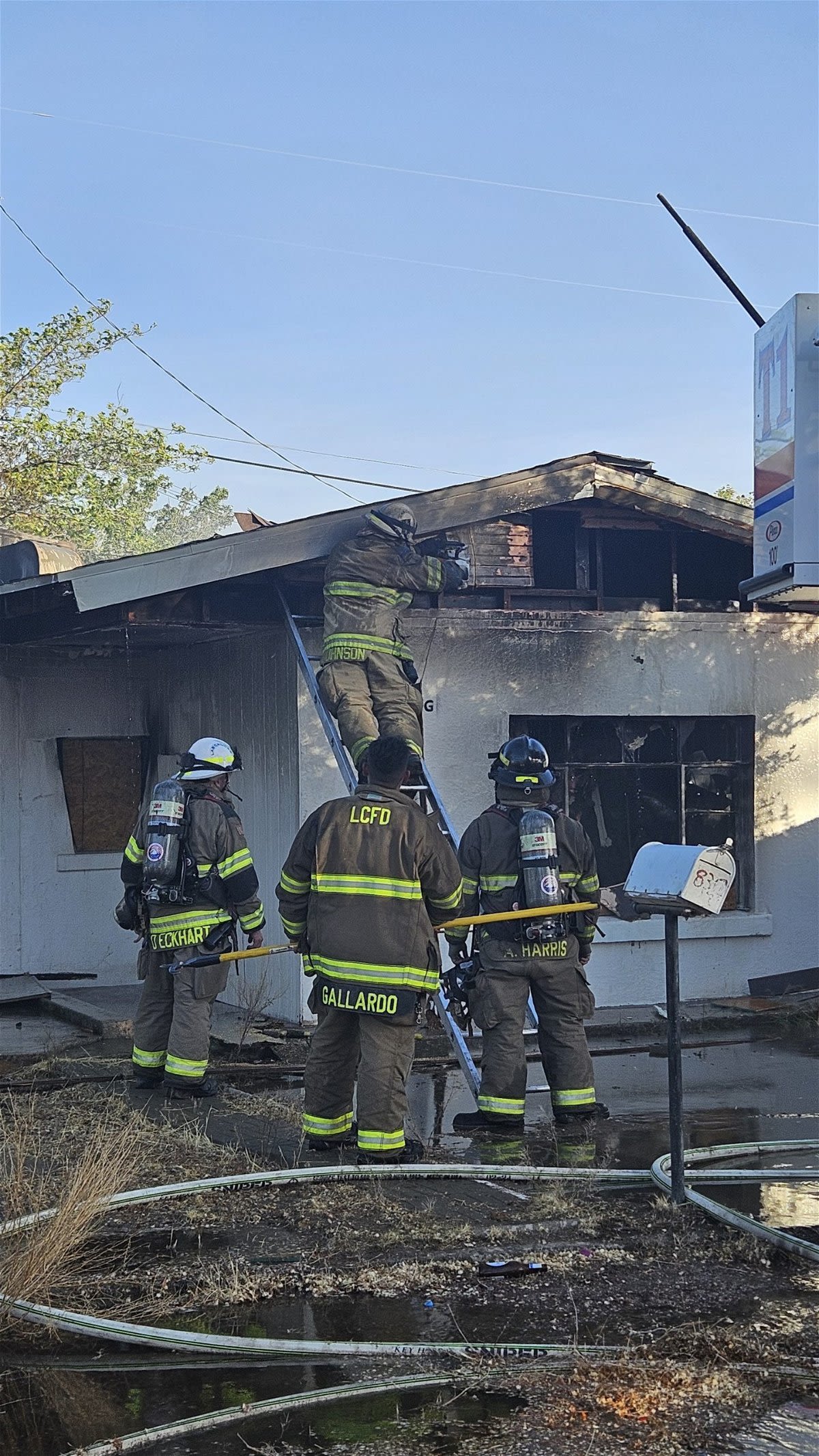 Las Cruces Fire Department extinguishes fire at a vacant home - KVIA