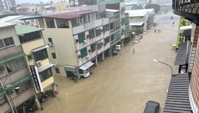 大雨大雨一直下！ 高雄市淹水了「超過半個輪胎高」