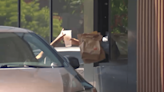 Restaurantes de comida rápida de Los Ángeles ahora pueden cobrar por las bolsas