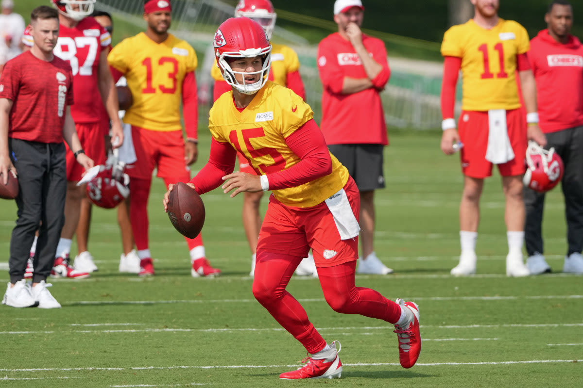 Chiefs QB Patrick Mahomes Stuns with Spectacular Quadruple-Pass TD at Training Camp