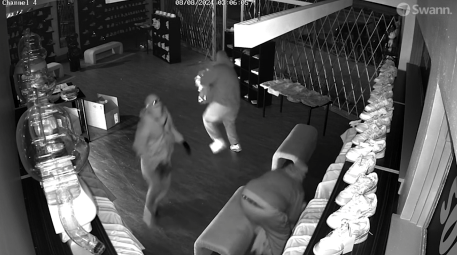 La Cañada shoe store ransacked in three-minute burglary