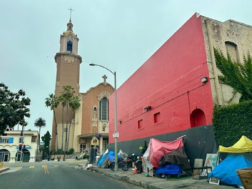 La ciudad de L.A. despeja un campamento para personas sin hogar cerca del estudio de grabación Sunset Sound de Hollywood