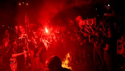 Policías chocan en Tel Aviv con manifestantes que reclaman el regreso de rehenes que siguen en Gaza