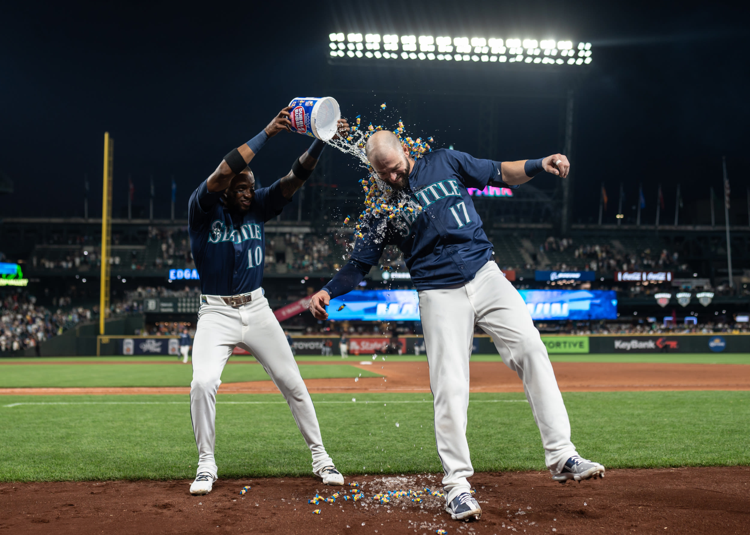 Seattle Mariners Issue Surprising Contract Extension to Veteran Outfielder