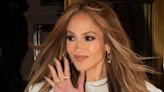 Jennifer Lopez irradia elegancia con este 'look' con transparencias