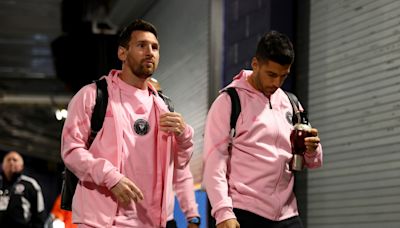 Leo Messi se pasa al pádel junto a Luis Suárez: las redes sociales enloquecen con sus remates en la red